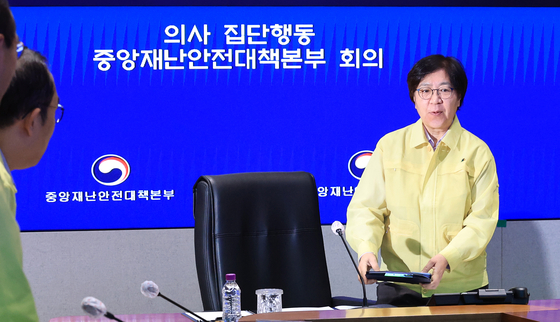 Health Minister Jeong Eun-kyeong attends a meeting of the Central Disaster and Safety Countermeasures Headquarters on Oct. 1 at Government Complex Seoul in central Seoul. [NEWS1] 