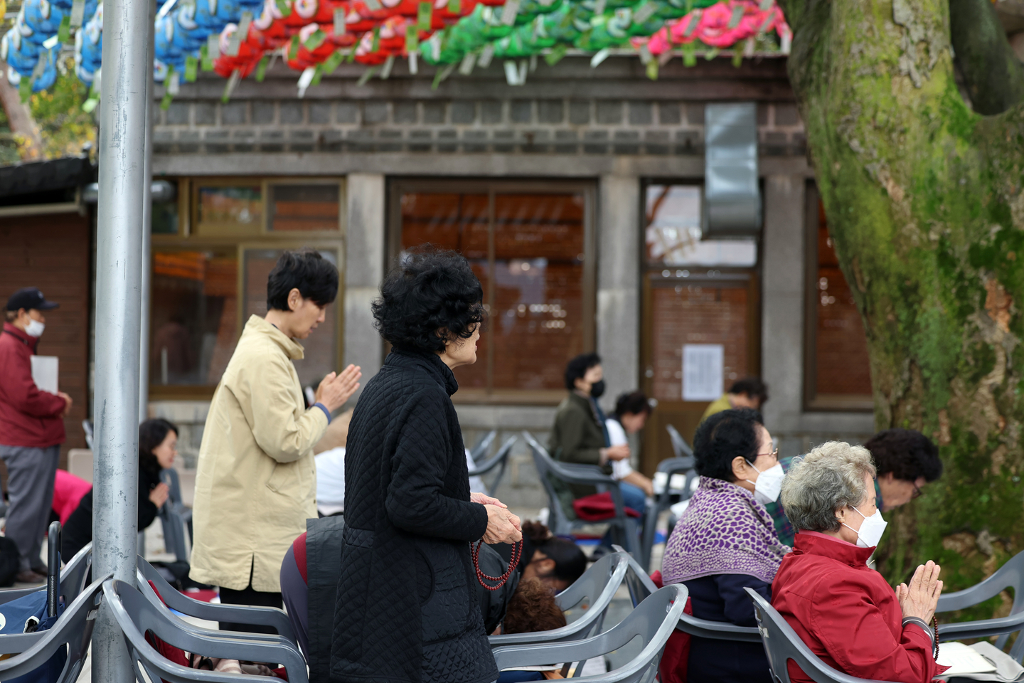 Parents pray at Doseonsa, a temple in Gangbuk District, northern Seoul, on Oct. 14, 30 days ahead of the College Scholastic Ability Test, also known as suneung. The exam is set to take place on Nov. 13. [NEWS1] 
