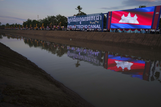 A Cambodian national flag is displayed during a groundbreaking ceremony of China-funded Funan Techo canal that will connect the country's capital Phnom Penh with Kep province on the country's south coast, Prek Takeo village, Kendal province, Cambodia on Aug. 5, 2024. [AP/YONHAP]