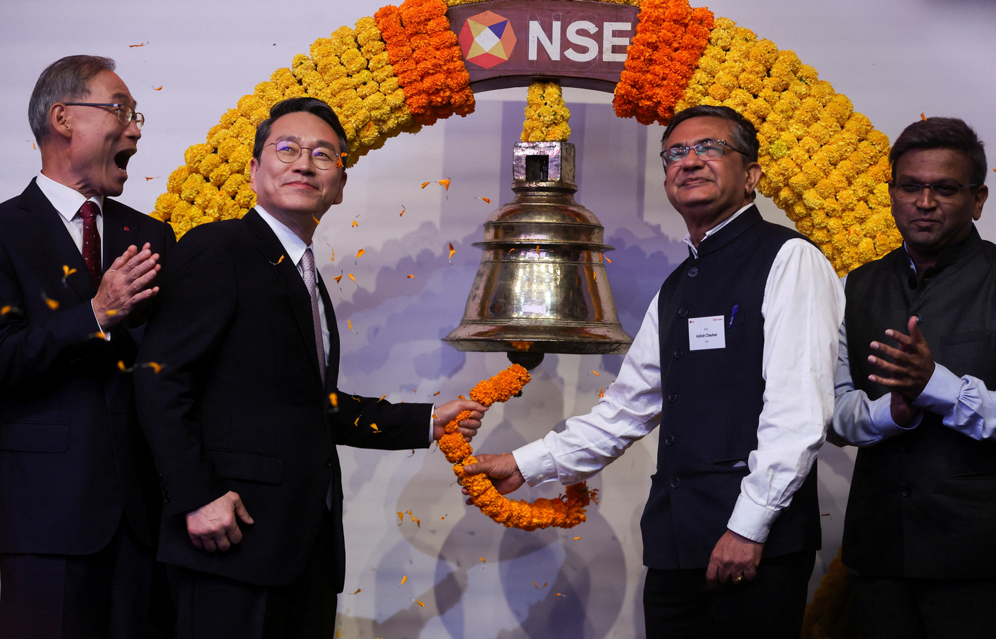 Managing Director and CEO of National Stock Exchange Ashish Chauhan, center right, and CEO of LG Electronics William Cho ring the bell during the listing ceremony of LG Electronics India Limited's Initial Public Offering at NSE, in Mumbai, India on Oct. 14. [REUTERS/YONHAP]
