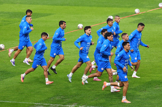 The Paraguay football team members warm themselves up on Oct. 13 at the Goyang Stadium, Gyeonggi, a day before their friendly match against the Korean national team. [YONHAP]