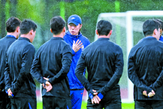 Coach Hong Myung-bo talks to the Korean national football team players during a training session held in Goyang, Gyeonggi, on Oct. 13, a day ahead of the friendly match against Paraguay. [YONHAP]