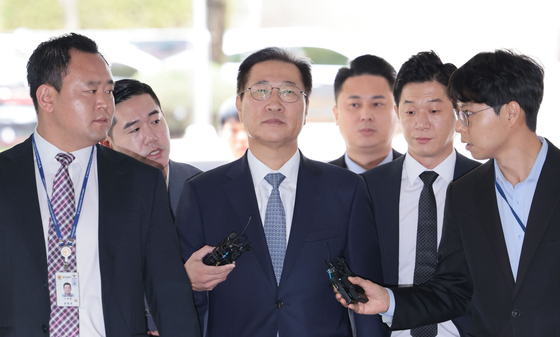 Former Justice Minister Park Sung-jae, center, arrives at the Seoul Central District Court in the capital on Oct. 14, to attend an arrest warrant hearing over his alleged role in former President Yoon Suk Yeol's failed imposition of martial law. [YONHAP]