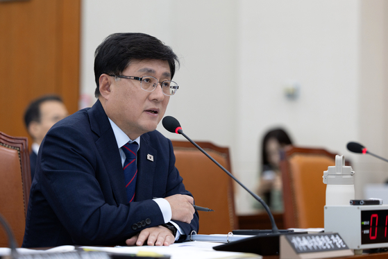 Climate Minister Kim Sung-hwan answers questions from lawmakers during a National Assembly audit by the Climate, Energy, Environment and Labor Committee on Oct. 14 at the National Assembly in Yeouido, western Seoul. [NEWS1]