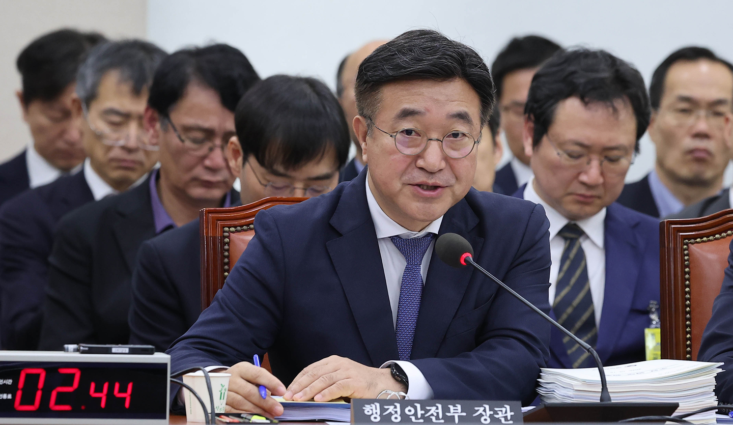 Minister of the Interior and Safety Yoon Ho-joong answers questions from lawmakers during a National Assembly audit on Oct. 14 at the National Assembly in western Seoul. [LIM HYUN-DONG] 