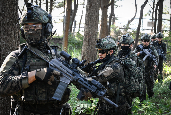 This photo, provided by the Army, shows the Army Special Warfare Command taking part in the maritime infiltration training with U.S. forces as part of the annual Ulchi Freedom Shield exercise in Taean, South Chungcheong on Aug. 28. [NEWS1]