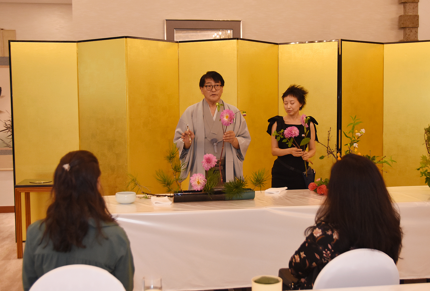 Masakazu Chiji, right, assistant professor of the Council of Ohara Professors demonstrates an autumn-themed flower arrangement during “Autumn Ikebana: Flowers of Friendship for a Shared Future” at the Japanese ambassador’s residence in Seoul on Oct. 10. [EMBASSY OF JAPAN]