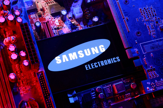 A Samsung Electronics logo and a computer motherboard appear in this illustration taken on Aug. 25. [REUTERS/YONHAP]