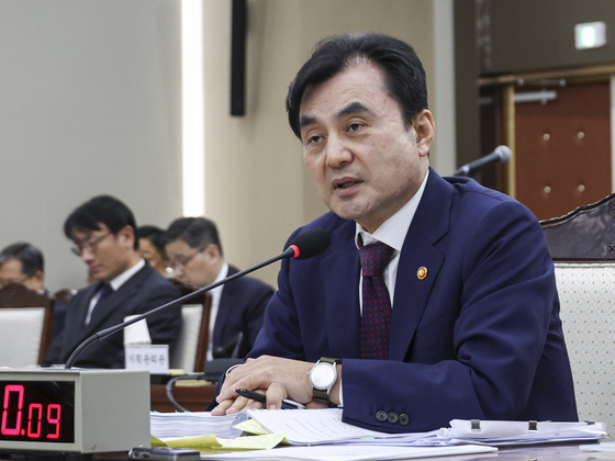 Defense Minister Ahn Gyu-back speaks during a parliamentary audit session held at the defense ministry in Seoul on Oct. 13. [JOINT PRESS CORPS]