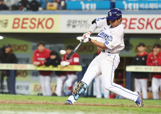 Kim Young-woong of the Samsung Lions hits an RBI double against the SSG Landers during Game 3 of the first-round series in the Korea Baseball Organization postseason against the SSG Landers at Daegu Samsung Lions Park in the southeastern city of Daegu on Oct. 13. [YONHAP]