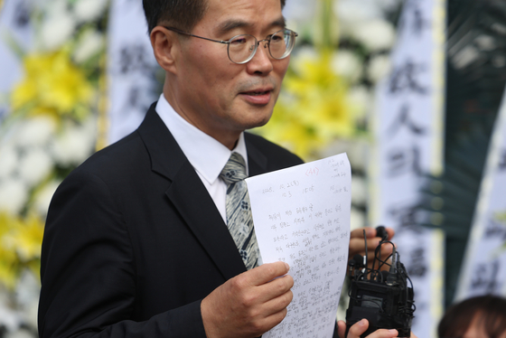 Lawyer Park Kyung-ho speaks during a news conference at a memorial altar for a Yangpyeong County official in downtown Seoul on Oct. 14. [YONHAP]