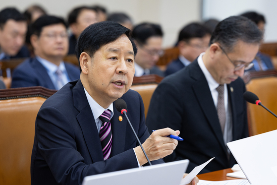 Finance Minister Koo Yun-cheol speaks during a National Assembly audit at the National Assembly in Yeouido, western Seoul on Oct. 14. [NEWS1]