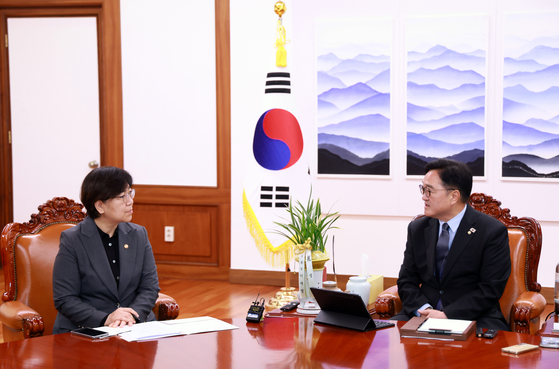 National Assembly Speaker Woo Won-shik, right, meets with Health Minister Jeong Eun-kyeong on Oct. 13 at the National Assembly in Yeouido, western Seoul. [NEWS1]