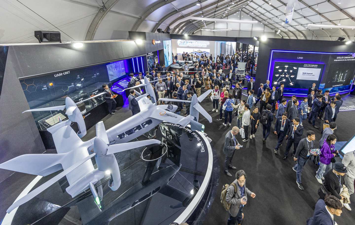 Visitors look around the 2023 Seoul International Aerospace and Defense Exhibition (ADEX) at Seoul Air Base in Seongnam, Gyeonggi, on Oct. 18, 2023. [JOONGANG ILBO] 