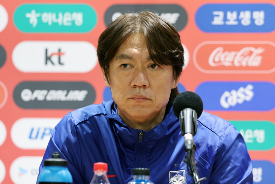 Coach Hong Myung-bo sits down for a press conference held in Goyang, Gyeonggi, on Oct. 13, a day ahead of the friendly match against Paraguay. [NEWS1]