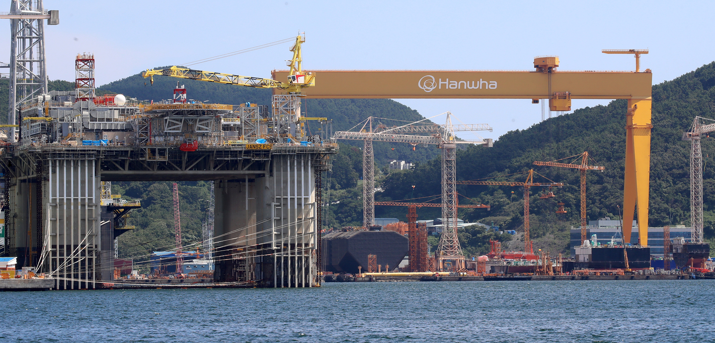 A large crane and a ship under construction are seen at Hanwha Ocean’s Geoje yard in Geoje, South Gyeongsang, on Aug. 26. [NEWS1]