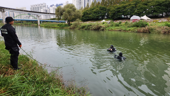 Officials search for a middle school student who went missing on Oct. 13, near the Jungnang Stream region in Uijeongbu, Gyeonggi, on Oct. 14. [GYEONGGI-DO BUKBU FIRE HEADQUARTERS]