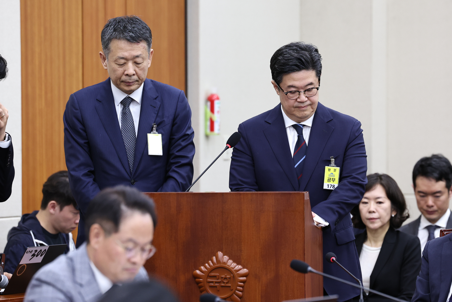 Homeplus CEO Kim Kwang-il, left, and MBK Partners Chairman Michael ByungJu Kim listen to lawmakers’ questions during the annual parliamentary audit at the National Assembly in Yeouido, western Seoul on Oct. 14. During the session, Chairman Kim issued a public apology over the Homeplus scandal. [NEWS1]