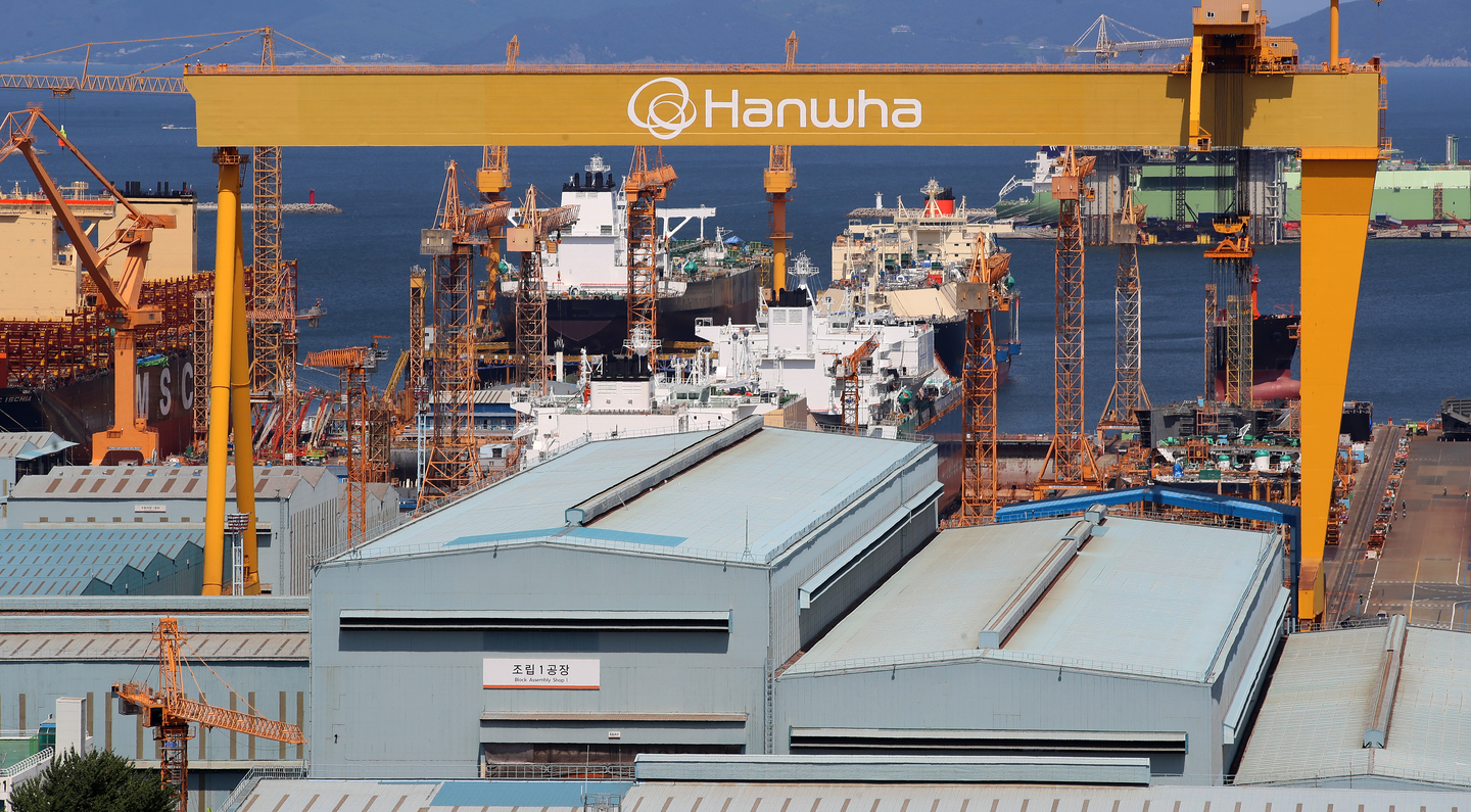 Large cranes and ships under construction are seen at Hanwha Ocean’s Geoje shipyard in Geoje, South Gyeongsang, on Aug. 26. [NEWS1]