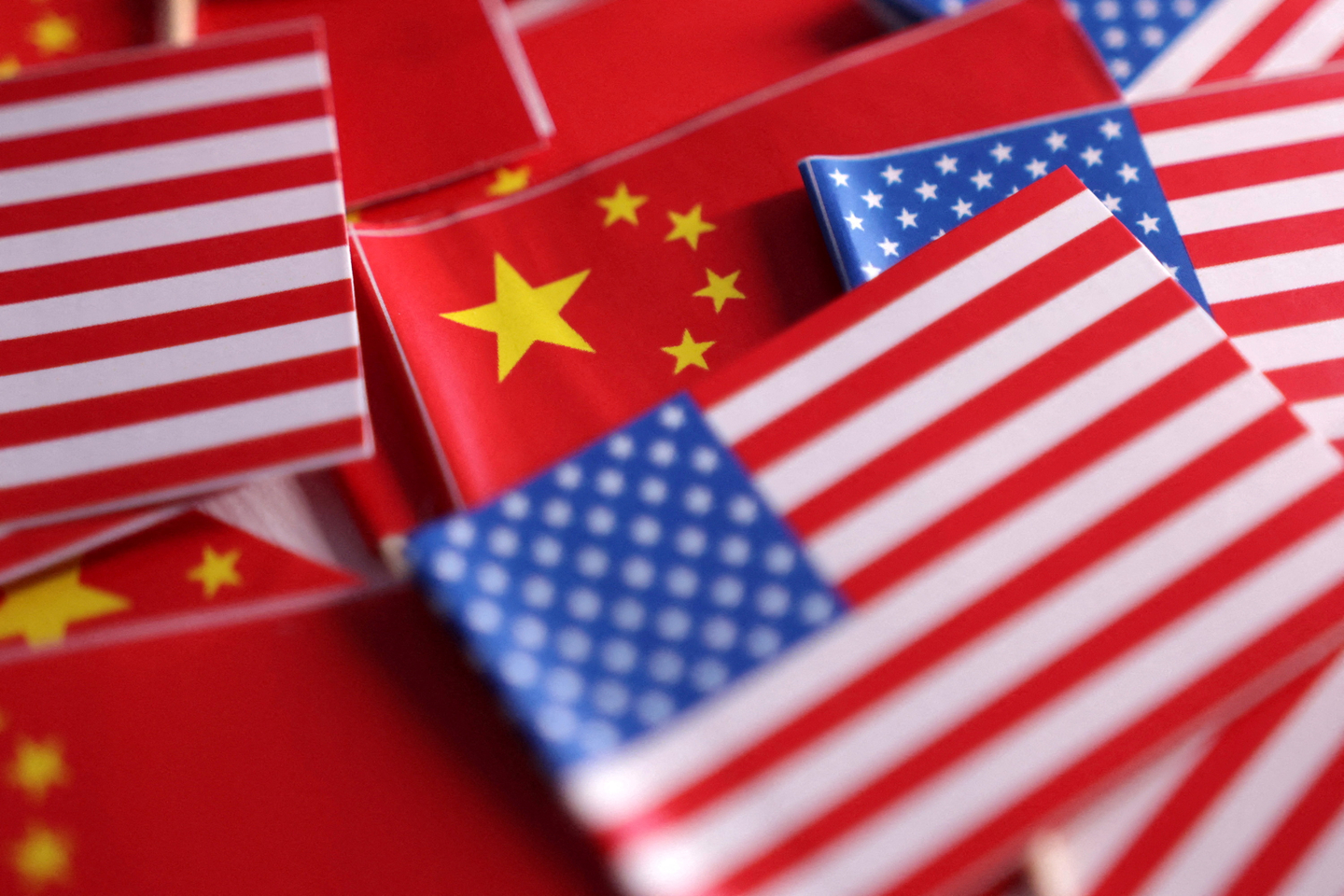 U.S. and Chinese flags are seen in this illustration created on March 20. [REUTERS/YONHAP]