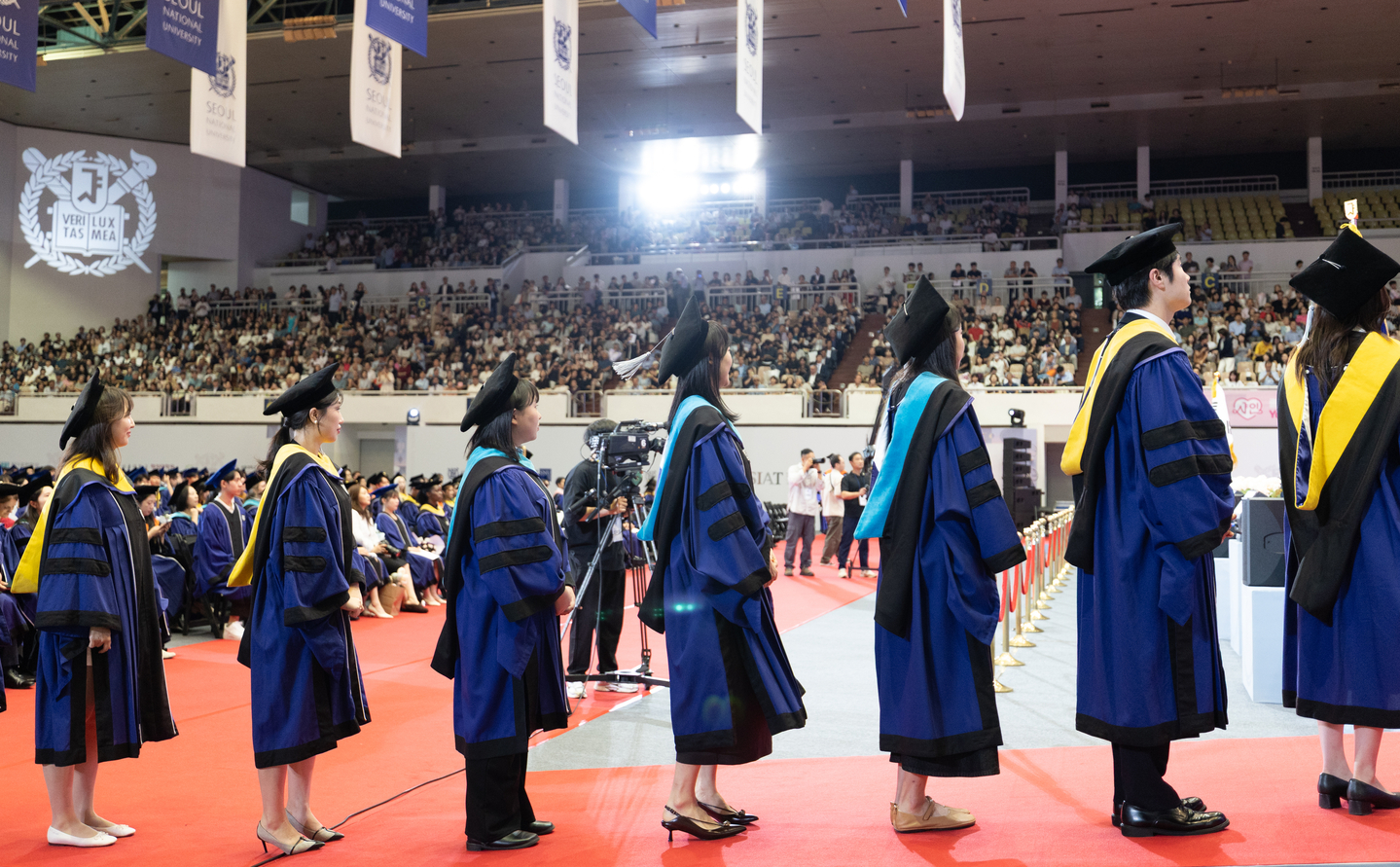 Seoul National University graduates line up to go up to the stage during their graduation ceremony on Aug. 28. [NEWS1]