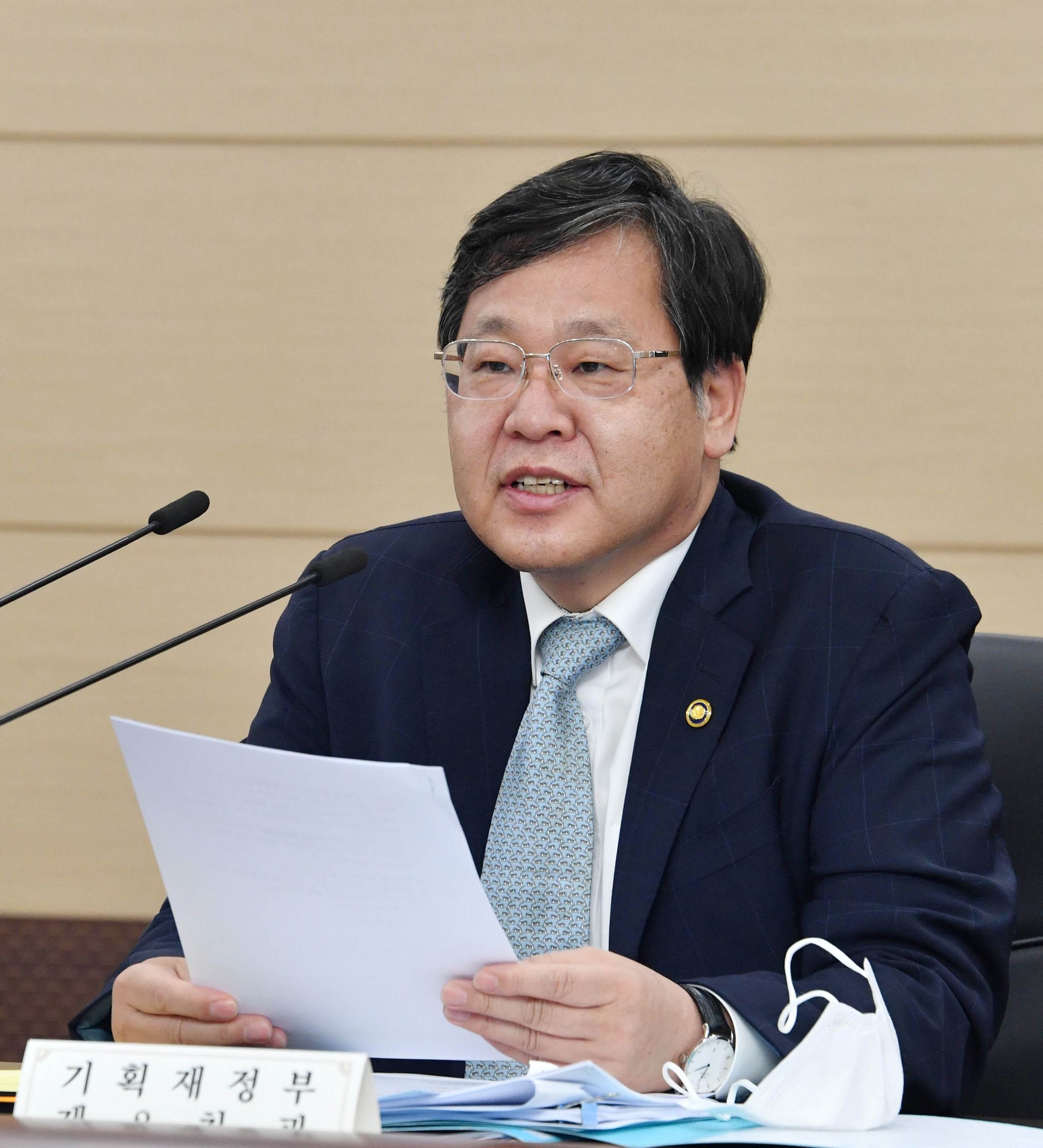 Then–Second Vice Minister of Economy and Finance Ahn Il-hwan speaks during an Emergency Fiscal Management Review Meeting at the Government Complex Sejong on June 9, 2020. [MINISTRY OF ECONOMY AND FINANCE]