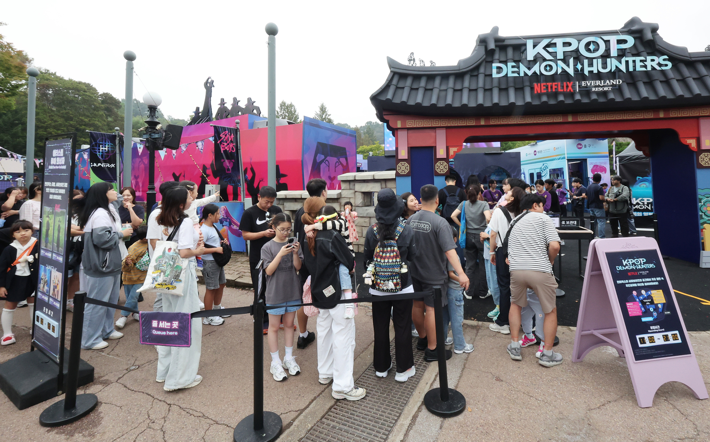 Visitors wait to enter the “KPop Demon Hunters” theme zone at Everland in Yongin, Gyeonggi, on Sept. 30. [YONHAP]