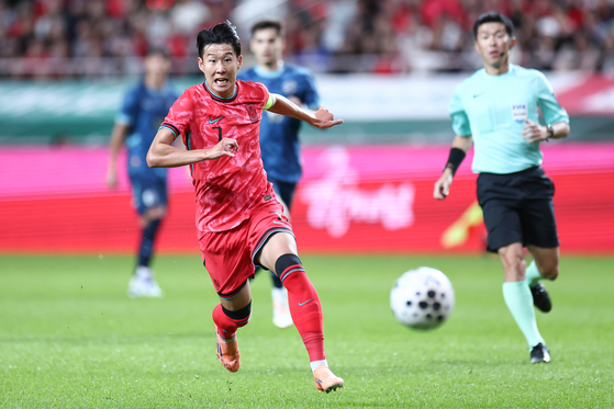 Korea's Son Heung-min dribbles the ball during a friendly against Paraguay at Seoul World Cup Stadium in western Seoul on Oct. 14. [YONHAP] 