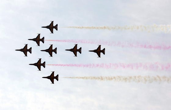 The Air Force’s Black Eagles aerobatic team performs high-level maneuvers during the Armed Forces Day ceremony marking the 77th anniversary of the military’s founding in South Chungcheong, on Oct. 1. [YONHAP]