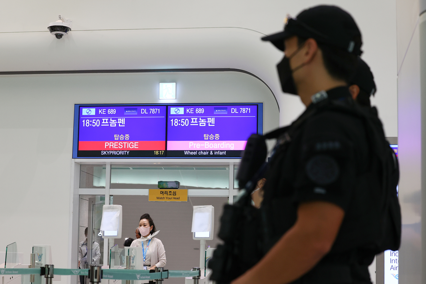 Members of the Incheon International Airport Police’s counterterrorism unit stand by at a boarding gate for a Cambodia-bound flight at Terminal 2 of Incheon International Airport on Oct. 15. YONHAP]