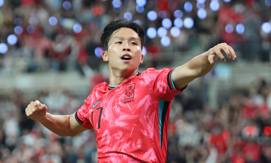 Eom Ji-sung of Korea celebrates after scoring a goal against Paraguay during the teams' friendly football match at Seoul World Cup Stadium in Seoul on Oct. 14. [NEWS1]