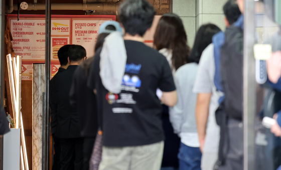 People wait outside the In-N-Out pop-up store in Gangnam District, southern Seoul, on Oct 15. [YONHAP] 