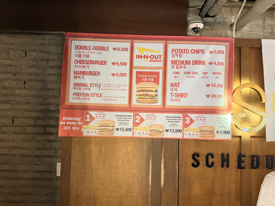 In-N-Out pop-up store in southern Seoul on Oct. 15. [CHO YONG-JUN]