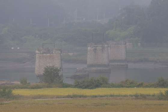 Thick fog blankets the area around the Imjin River Bridge in Paju, Gyeonggi on Oct. 1. [YONHAP] 