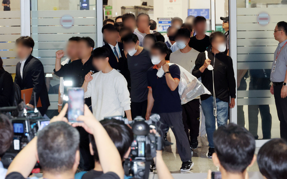 Korean workers who had been detained by U.S. Immigration and Customs Enforcement authorities in Georgia walk out of the arrivals hall at Terminal 2 of Incheon International Airport on Yeongjong Island on Sept. 12. [JOINT PRESS CORPS]