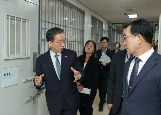 Justice Minister Jung Sung-ho is seen during an inspection of the Yangju Immigration Office in Yangju, Gyeonggi on Sept. 19. [YONHAP]
