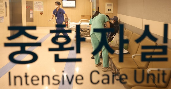 An intensive care unit at a major hospital. [JOONGANG PHOTO]
