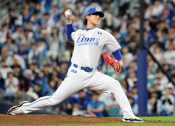 Samsung Lions reliever Lee Ho-sung pitches against the SSG Landers during Game 4 of the first-round series in the KBO postseason at Daegu Samsung Lions Park in the southeastern city of Daegu on Oct. 14. [NEWS1]