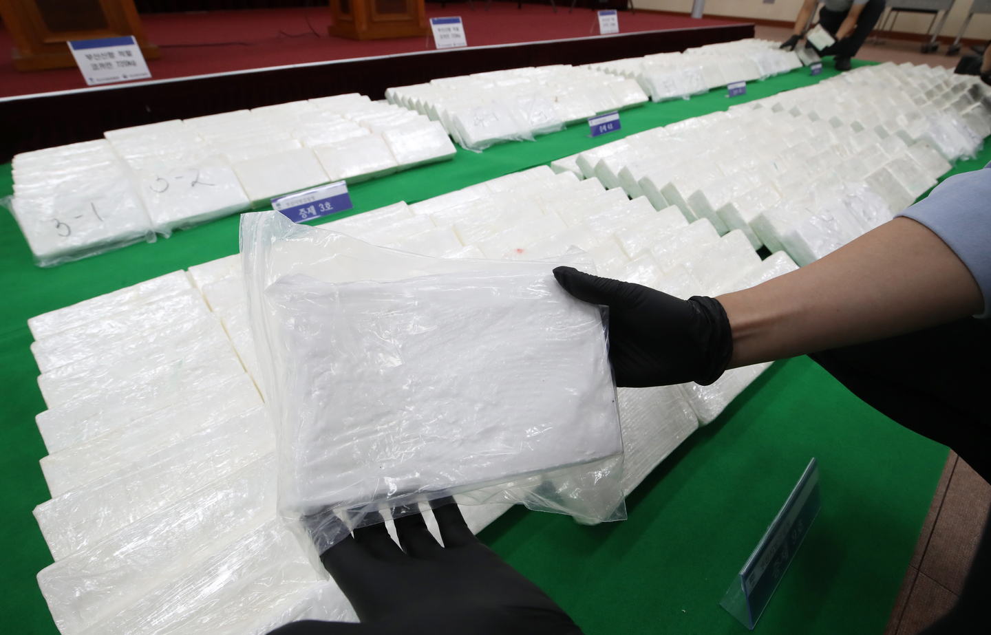 About 600 kilograms (1,323 pounds) of cocaine worth 300 billion won ($210.5 million) is displayed during a joint press briefing on the largest-ever drug smuggling case at Busan Port, held at the Busan District Prosecutors’ Office on Aug. 6. [NEWS1]