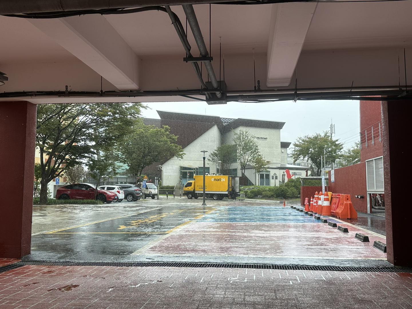 Hiding from the rain at the back of the Yangpyeong Library in Yangpyeong, Gyeonggi, on Sept. 28.  [JIM BULLEY]
