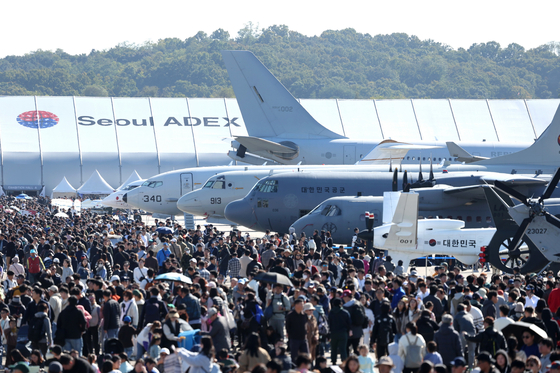 Guests gather at Seoul ADEX 2023 held at Seoul Airport in Seongnam, Gyeonggi. [Seoul ADEX] 