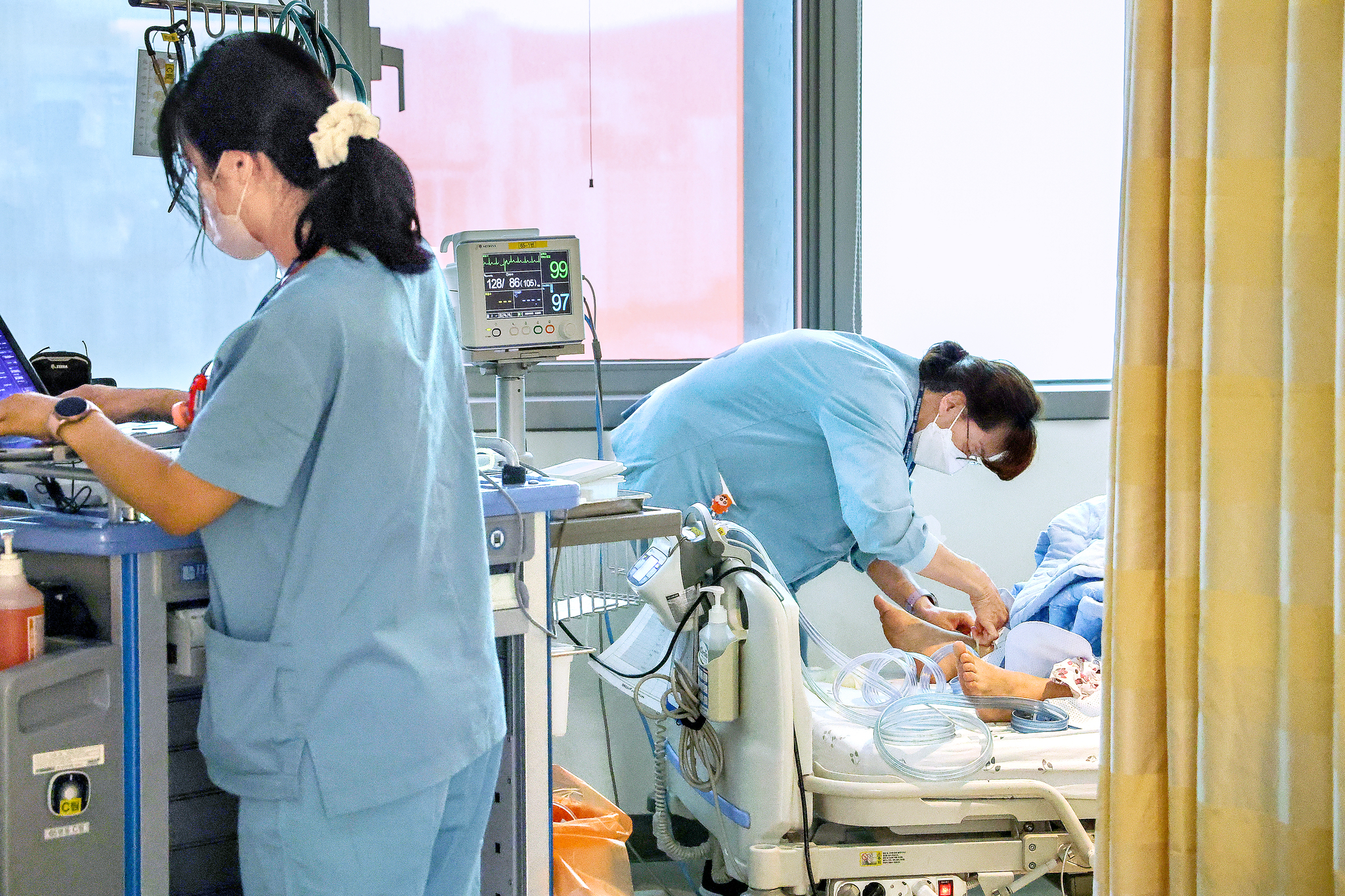 Nurses take care of patients at Seoul National University Bundang Hospital in Gyeonggi on Dec. 8, 2023. [JOONGANG PHOTO]