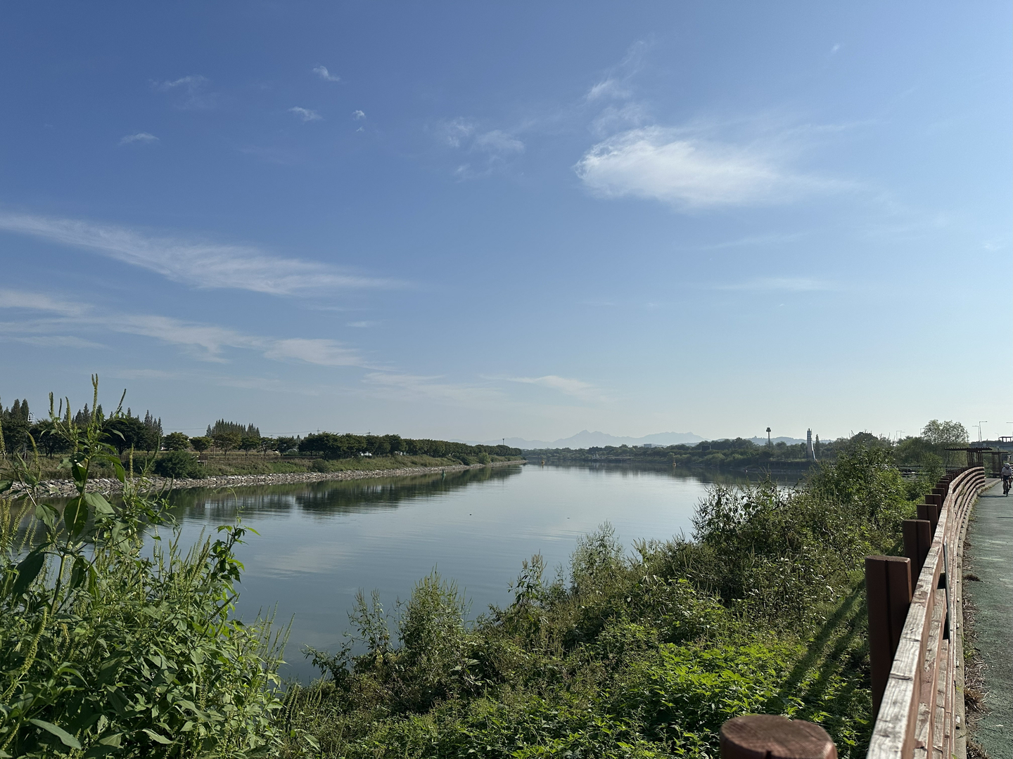 Ara Waterway in the sun on Sept. 27. For many cyclists, the 20-kilometer Ara Bicycle Path acts as a gentle introduction to cycling in Korea.  [JIM BULLEY]