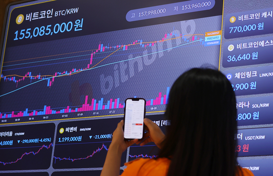 Cryptocurrency Bitcoin's price is shown on a display board in cryptocurrency exchange Bithumb's lounge in Seocho District, southern Seoul on Aug. 26. [YONHAP]