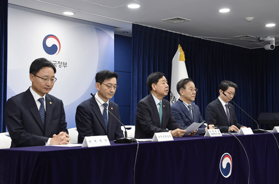 Finance Minister Koo Yoon-cheol, center, speaks during a press briefing at the government complex in Seoul on Oct. 15.  [YONHAP] 