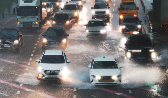 Cars are moving slowly down the road in Yongin, Gyeonggi on Sept. 16 as heavy rain fell in the region. [YONHAP] 