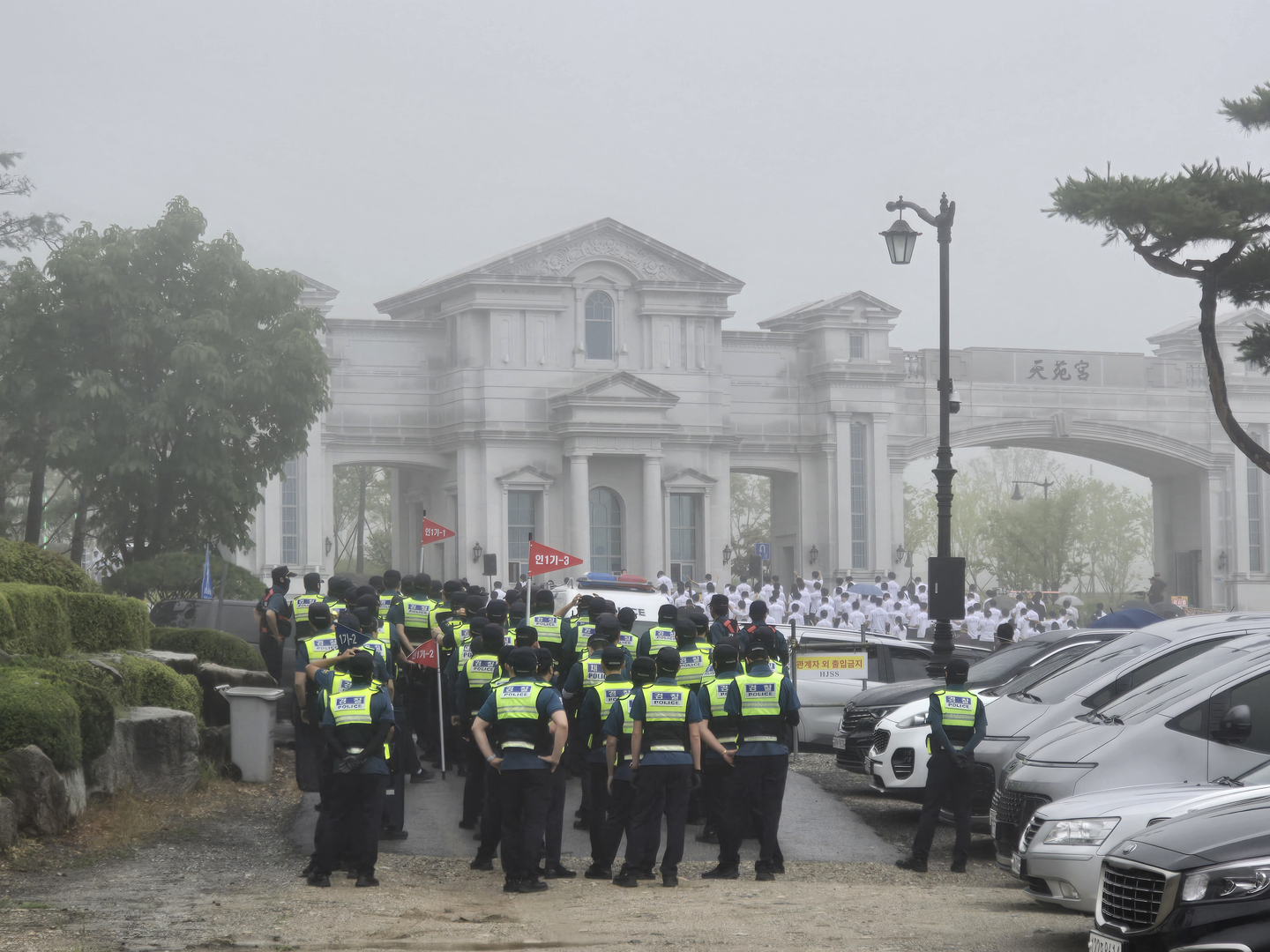 Police prepare to carry out a raid on the Unification Church's headquarters in Gapyeong County, Gyeonggi, on July 18. [JUNG JIN-WOO]