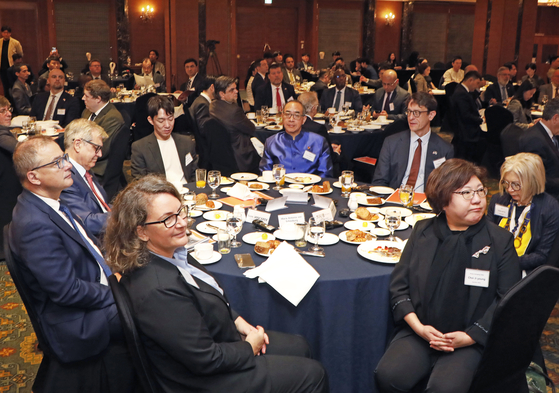 Dignitaries listen to the unification minister’s speech. [PARK SANG-MOON]