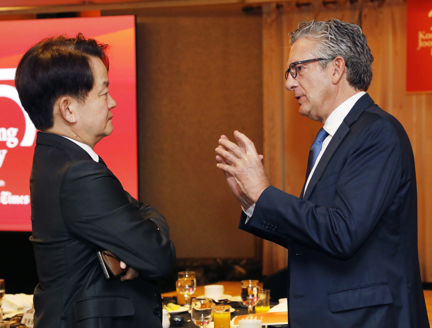 Park Chang-hee, CEO of the JoongAng Ilbo and Korea JoongAng Daily, left, speaks to Stephen Dunbar-Johnson, president, international of The New York Times. [PARK SANG-MOON]