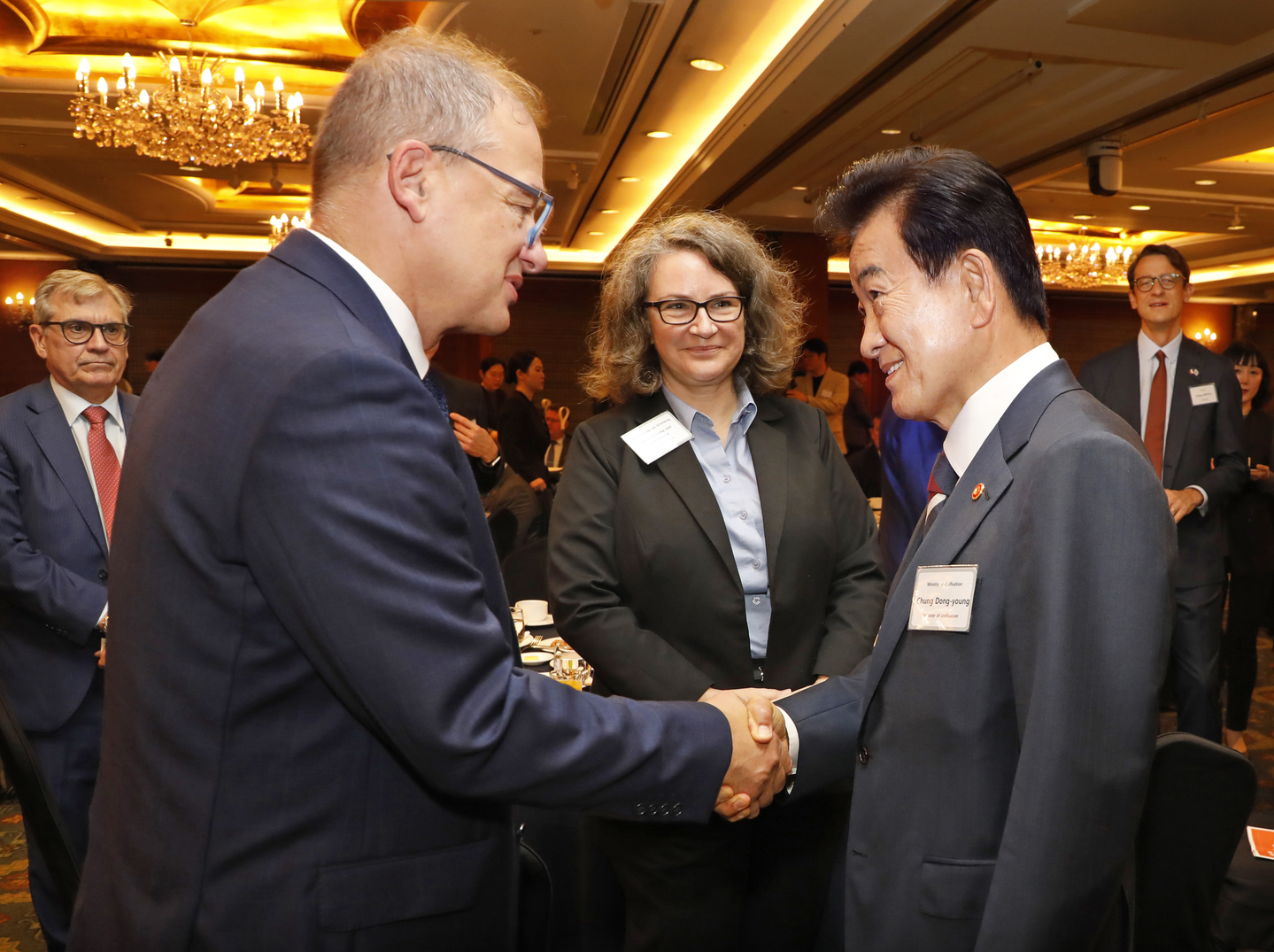 Czech Ambassador Ivan Jancarek, left, shakes hands with Unification Minister Chung Dong-young at the 2025 Korea JoongAng Daily Forum at the Lotte Hotel in Jung District, central Seoul, on Oct. 16. [PARK SANG-MOON]